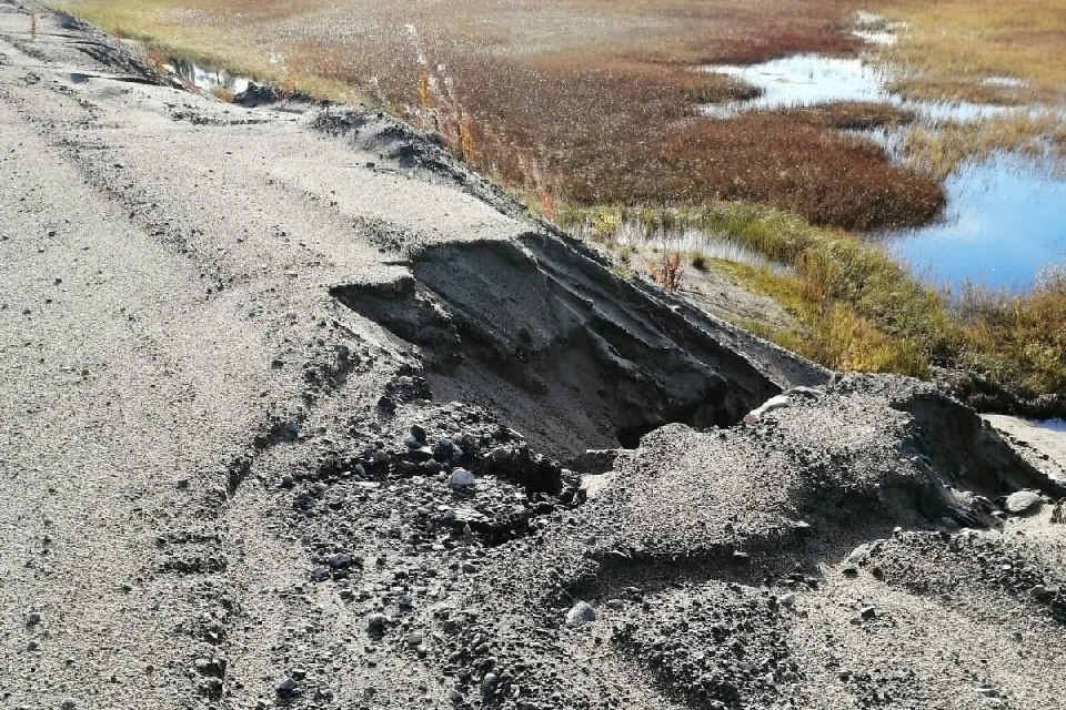 В «Мурманскавтодоре» сообщили, что грейдер работает на участке каждый четверг и пятницу. Фото: Татьяна Гирина