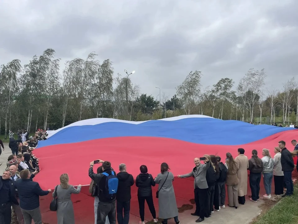 В Запорожской области в честь праздника развернули огромный флаг России