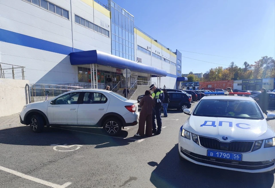 Проверка на парковках у крупных торговых центров и поликлиники показала, что большинство выделенных мест были заняты автомобилями без опознавательных знаков «Инвалид».