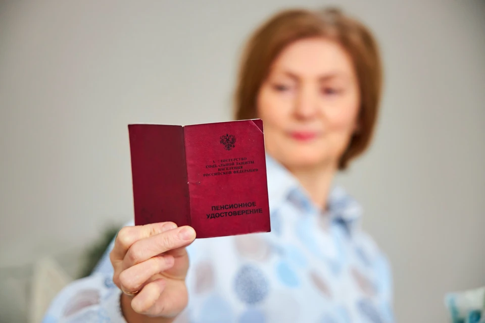 Выплаты накопительной части пенсии получат те, кому в следующем году исполнится 55 (женщины) или 60 лет (мужчины). А также те, кто выйдет на пенсию досрочно (например, сварщики и металлурги).