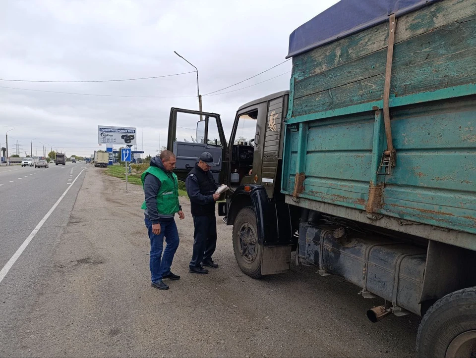 Всего досмотрели 14 грузовых автомобилей, у которых имелись сертификаты