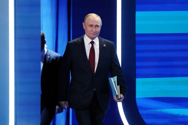 «Выдержали экзамен на верность Отчизне»: Владимир Путин наградил учителей и наставников героев спецоперации