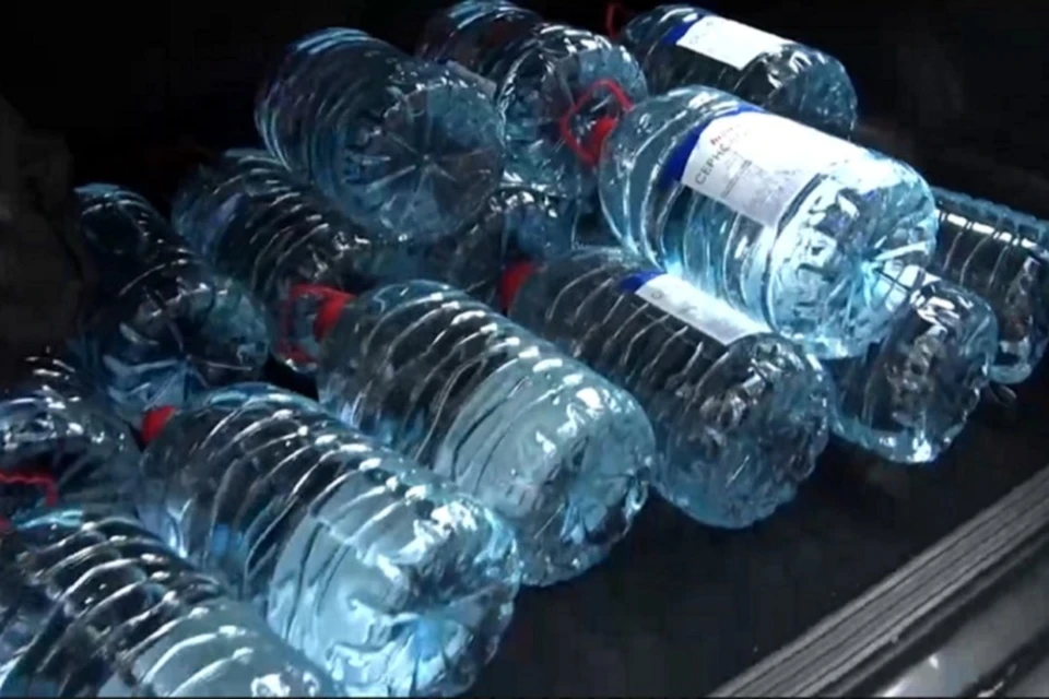 Добровольцы оказывают адресную помощь тем, кто не может самостоятельно обеспечить себя питьевой и технической водой. Фото: ТГ/Пушилин