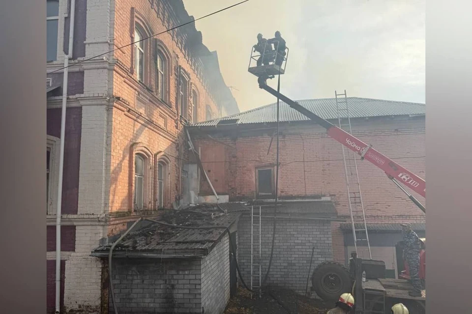 Здание магазина загорелось в поселке Большое Мурашкино