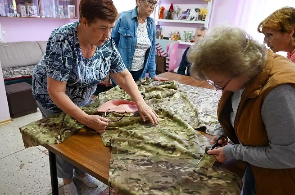 Они шьют шапки, изготавливают окопные свечи, «сухой душ», маскировочные сети и обереги. Фото: администрация Изобильненского округа