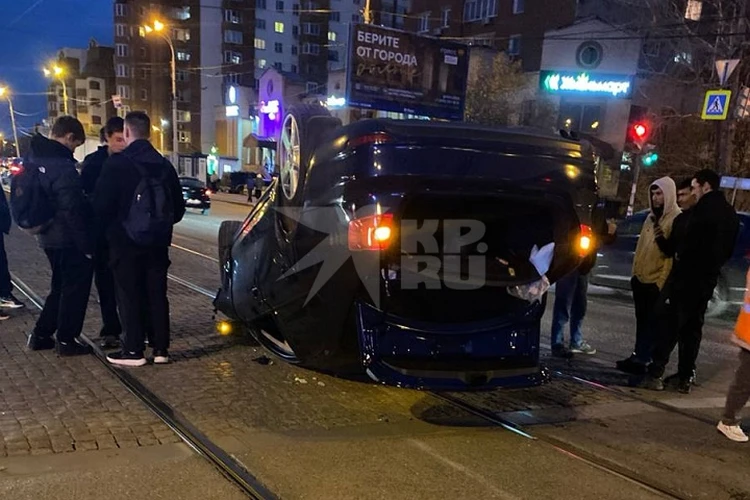 «Заявил, что у дочки день рождения»: в Екатеринбурге нетрезвый лихач угнал Volkswagen, влетел в столб и перевернулся
