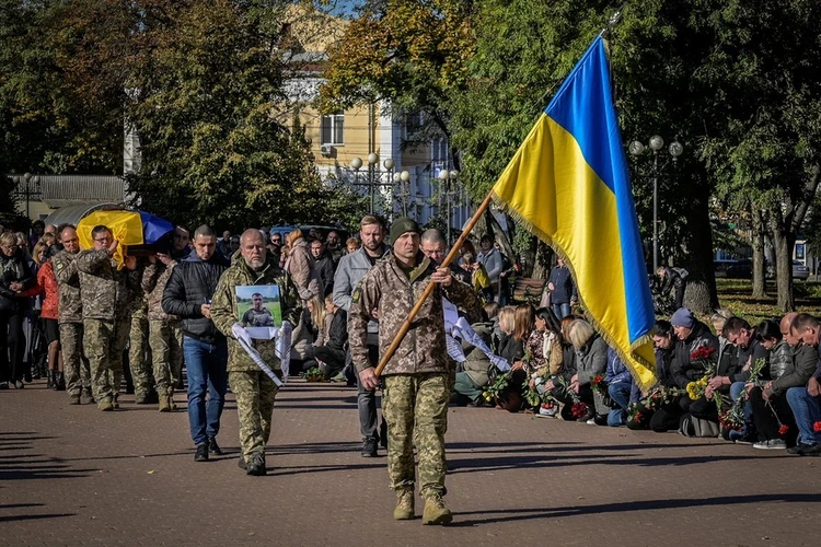 Киевлян силой сгоняют на похороны и заставляют становиться на колени, а их дети отказываются говорить на украинском