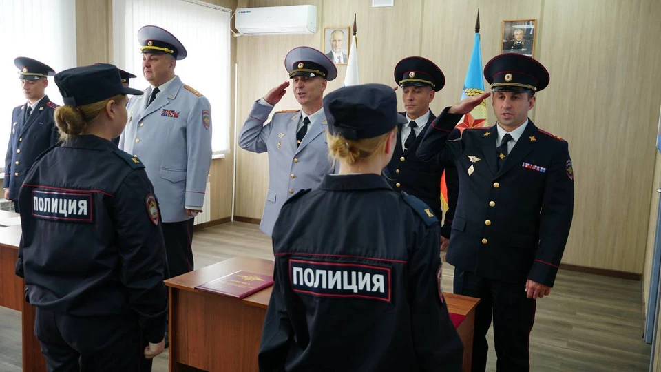 С наставлениями к молодым людям обратились старшие по званию. Фото: Пресс-служба МВД по Луганской Народной Республике