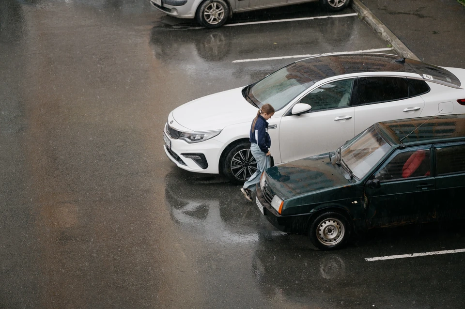 Челябинцев просят оставлять машины на парковках, а не газонах.