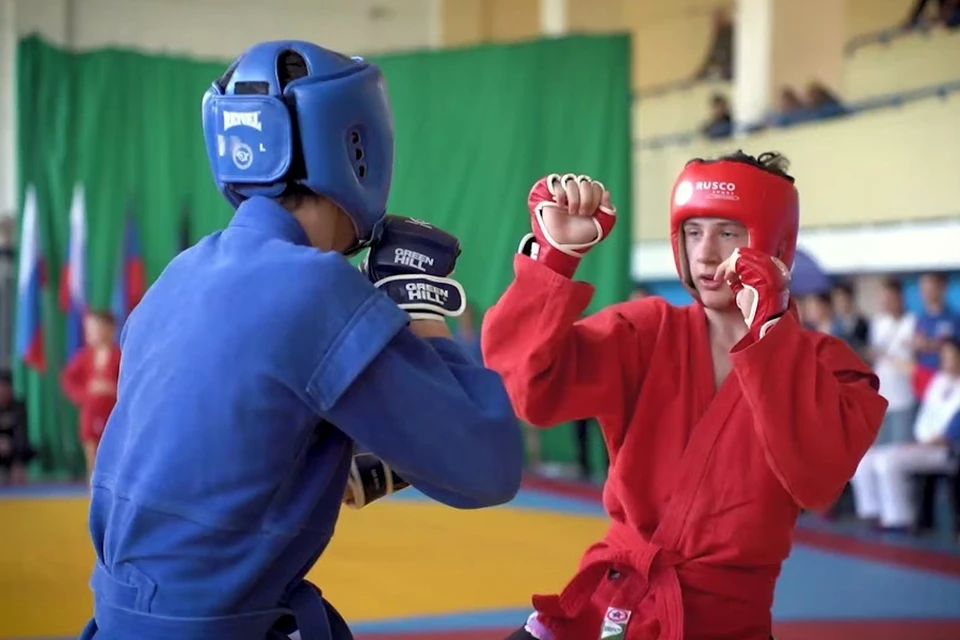 В Шахтерске ДНР прошли соревнования по самбо ко Дню рождения Президента России. Фото: «Молодая Республика»