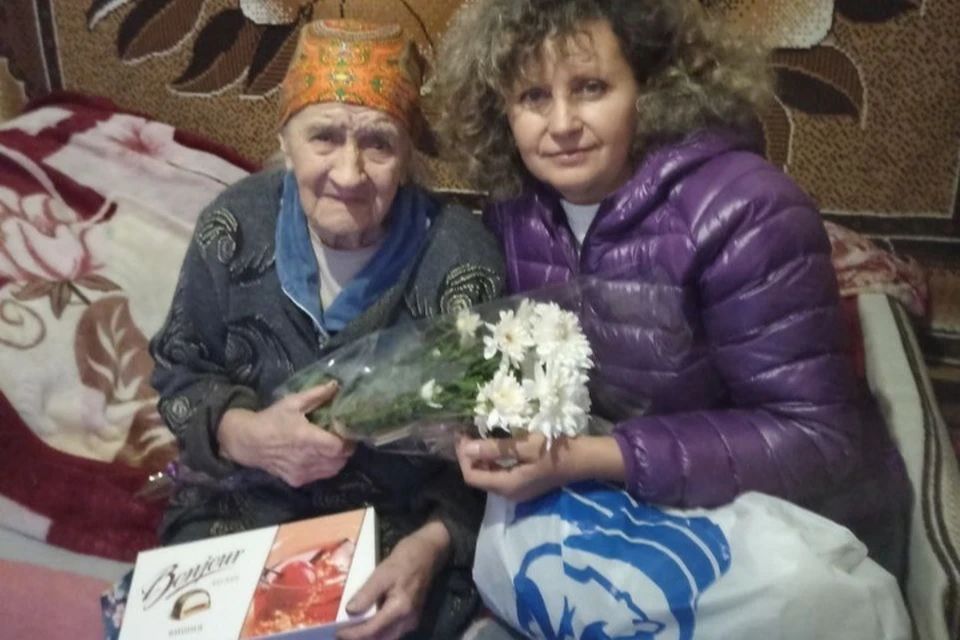 Двух долгожительниц старше 90 лет поздравили в селе Садовое. Фото: администрация Токмакского округа.