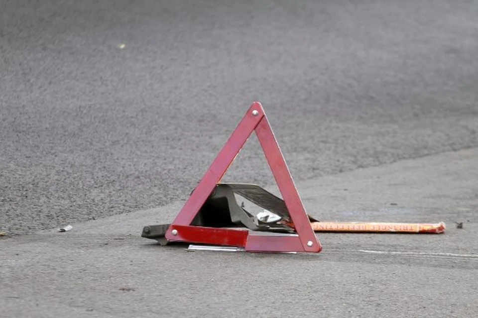 В Анадыре водитель на Toyota врезался в опору освещения