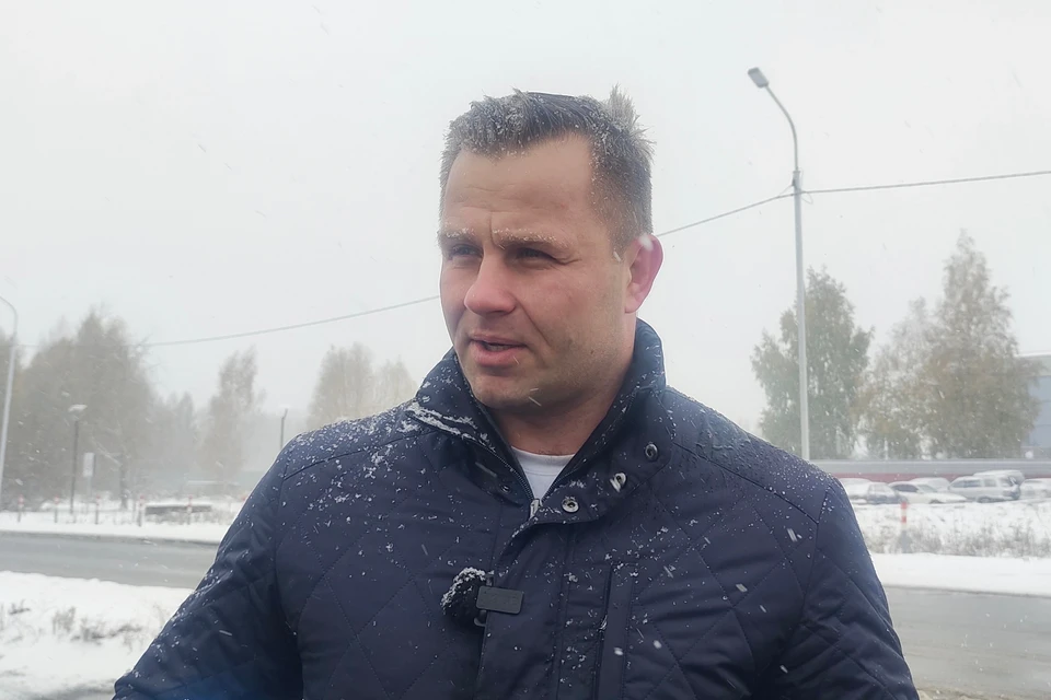 Депутат Роман Гуща надеется, что тротуары будут готовы в октябре. Фото: Наталья РУДЕВСКАЯ