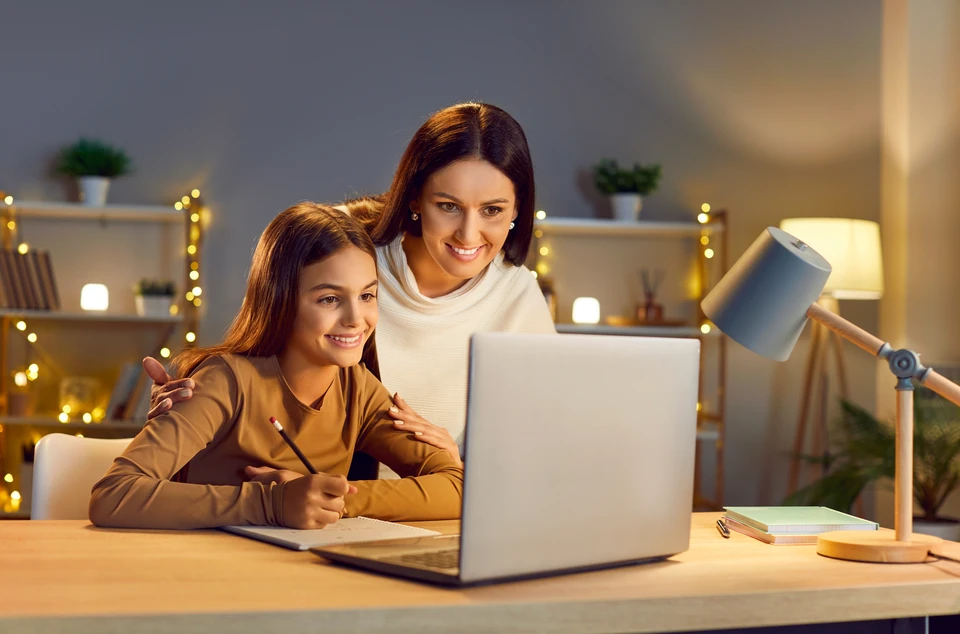 Сегодня родителям важно быть в курсе школьной жизни ребёнка. Фото: Studio Romantic/Shutterstock/Fotodom.