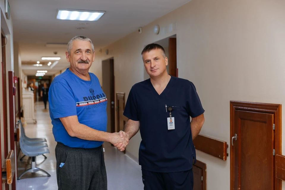 Пациент перед выпиской с торакальным хирургом-онкологом Алексеем Петровичем Петровым. Фото: НМИЦ им. ак. Е.Н. Мешалкина Минздрава России