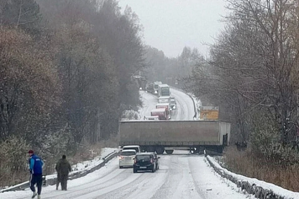 В Иркутской области на трассе «Байкал» фура перекрыла проезд в обе стороны