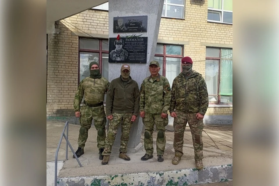 На Днепрорудненском индустриальном колледже появилась доска в память о бойце отряда "Барс-32". Фото: филиал Центра «ВОИН» в Запорожской области