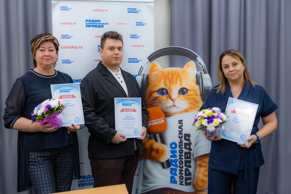 С постоянным жителем радио "КП" - рыжим котом фотографируются все. И наши победители - не исключение. Елена Федоренко (слева), Сергей Заброцкий и Виктория Роденко.