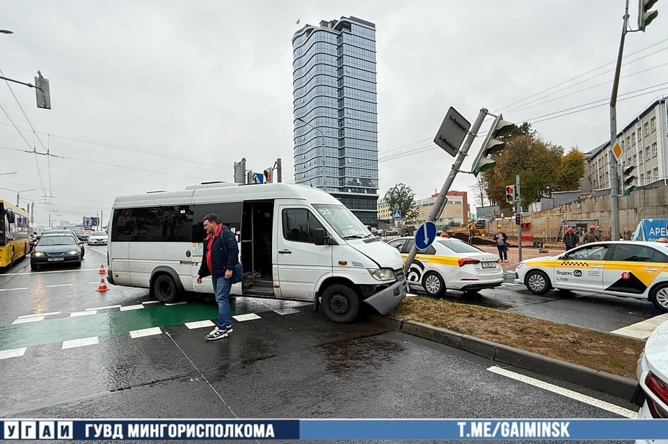 В Минске маршрутка с пассажирами попала в ДТП на Немиге. Фото: УГАИ ГУВД Мингорисполкома.