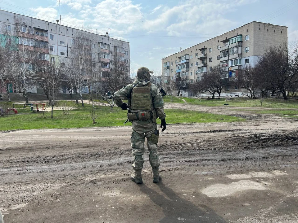 В Купянске на здании районной администрации появился российский флаг.