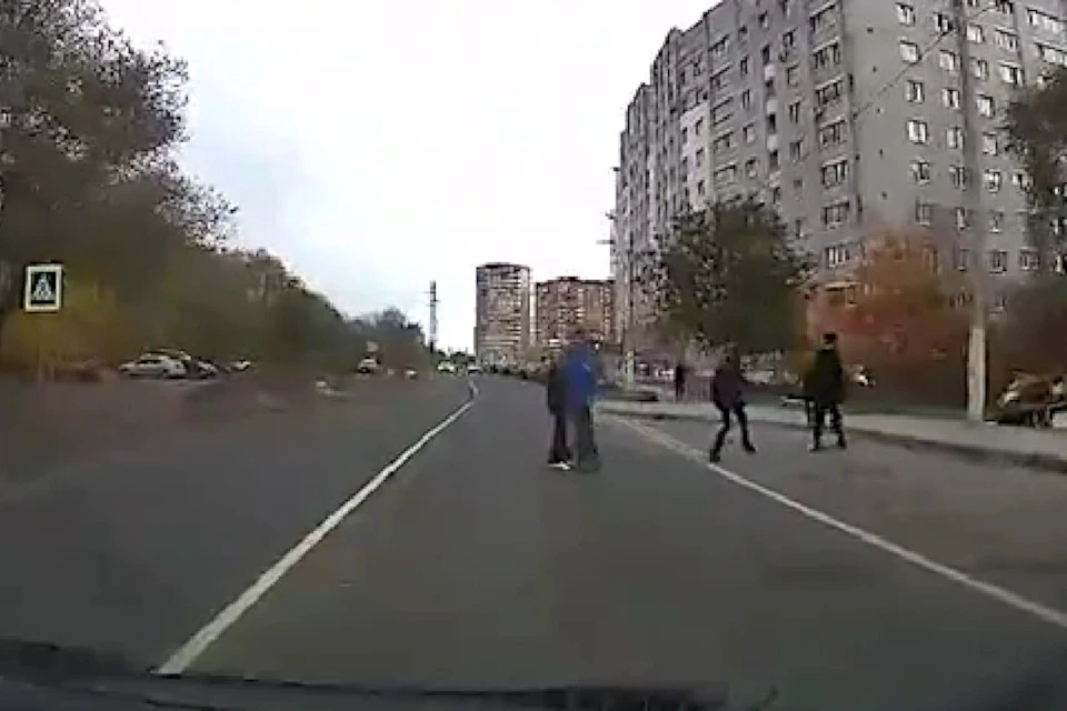 В Твери безответственный мужчина на самокате сбил девушку-пешехода. Фото: стоп-кадр видео Александра Николаева.