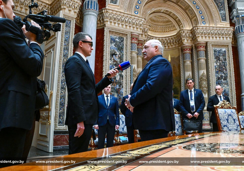 Во время интервью СМИ. Фото: president.gov.by