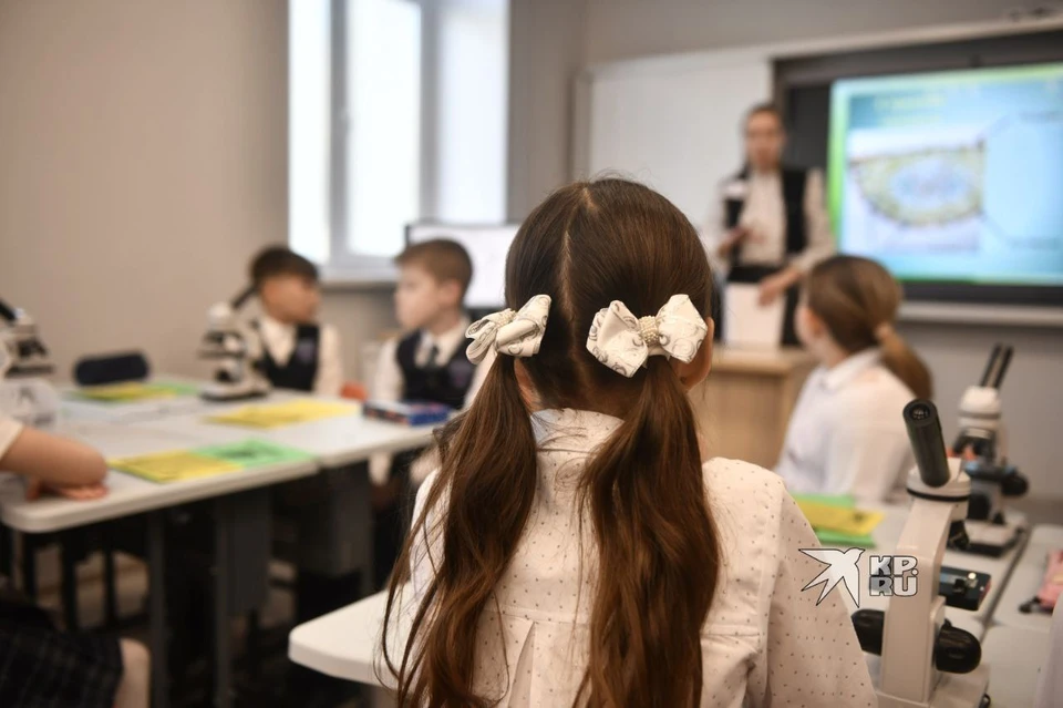 По словам родителей, постоянно расписания в школе все еще нет