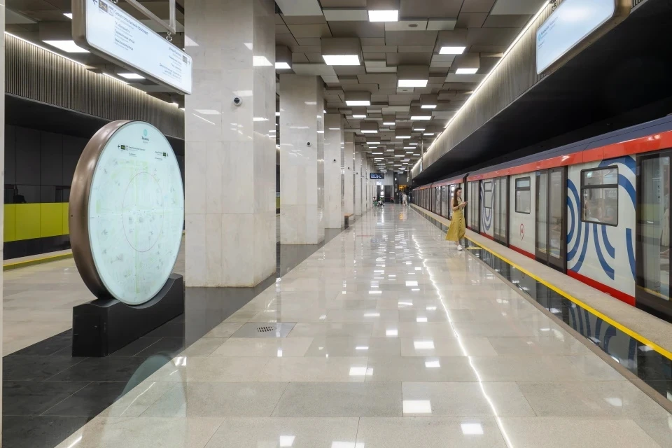 Женщину спасли после падения на пути в московском метро