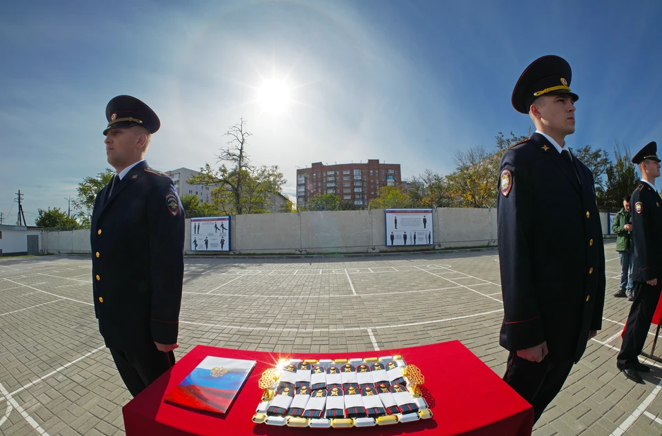Первые офицерские погоны торжественно вручили курсантам филиала Волгоградской академии МВД в Мариуполе