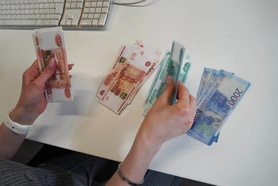 Опрос SuperJob: Порог зарплатной бедности в РФ вырос в три раза за 10 лет