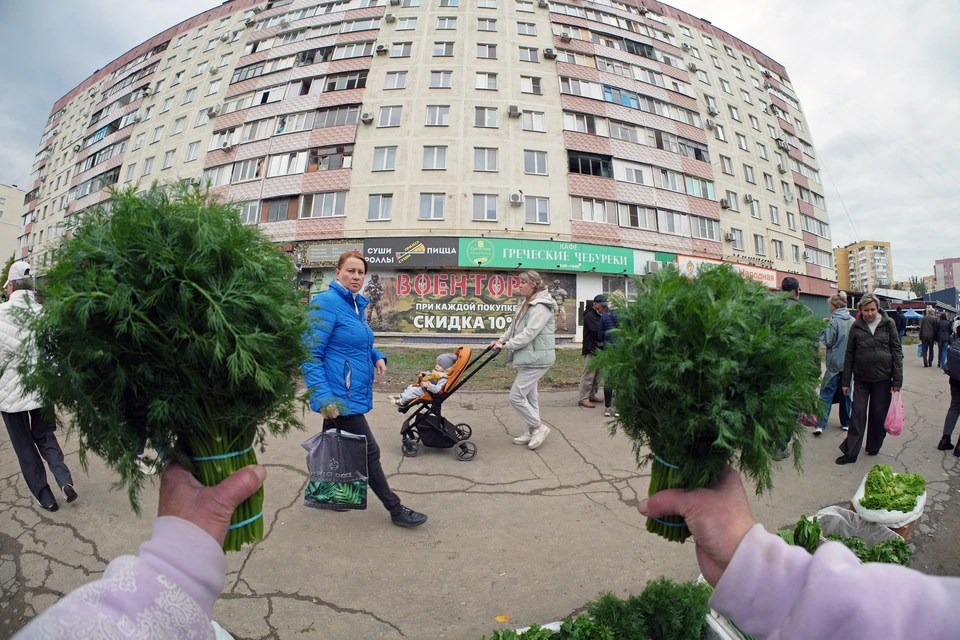 Нелегальная торговля на одном из рынков Мариуполя