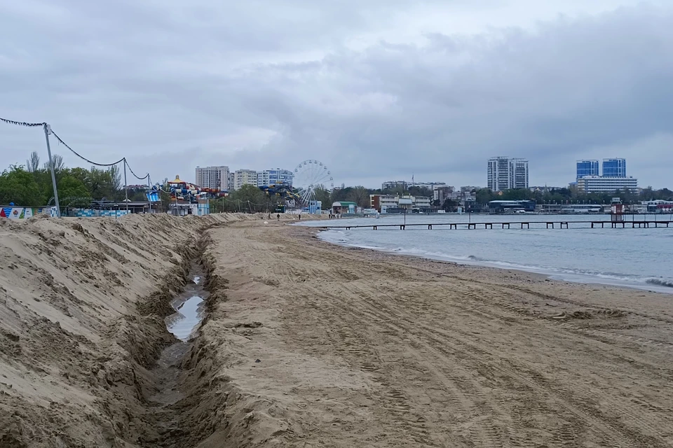 На пляжах Анапы обнаружили фракции мазута после сильного шторма