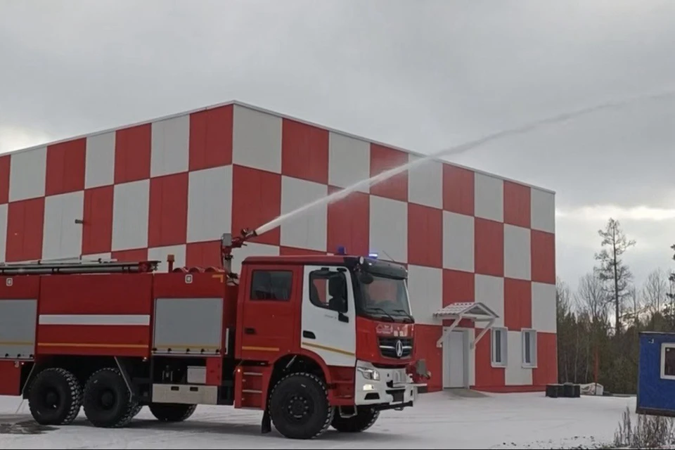 В аэропорту Братска появился уникальный пожарный автомобиль. Фото: пресс-служба аэропорта Братска.