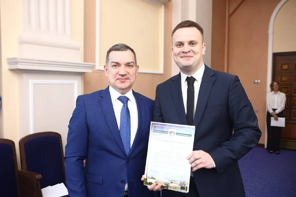 Мэр Новосибирска вручил награды работникам дорожного хозяйства. Фото: телеграм-канал Максима Кудрявцева