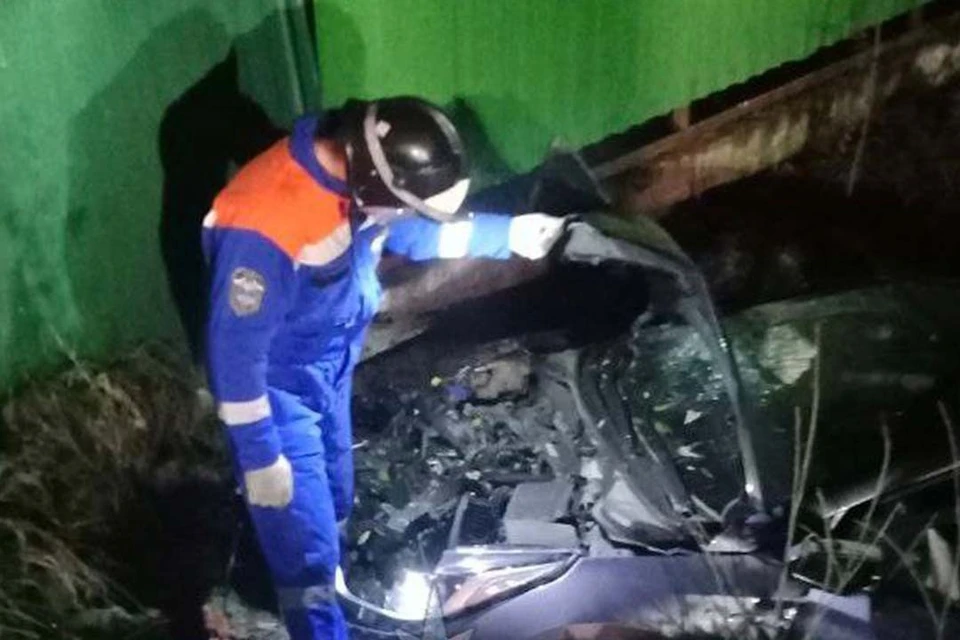 После ДТП машина превратилась буквально в груду металла. Фото: Аварийно-спасательная служба Ленобласти