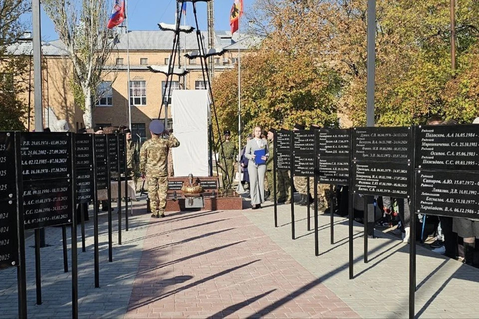 В Старобешевском районе открыли Аллею Славы погибшим защитникам Донбасса. Фото: Донецкая епархия