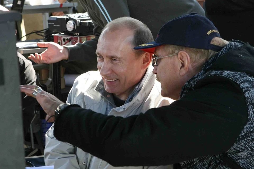 Владимир Путин и Никита Михалков на съемочной площадке фильма Никиты Михалкова `Утомленные солнцем-2` в поселке Шушары Ленинградской области, 2008 год.
