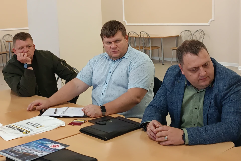 Михаил Лепешкин (в центре) на переговорах с руководителями АО «Кыштымский радиозавод».