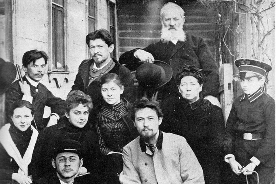 30-летний Чехов (в центре) с семьей, близкими и петухом перед отъездом на остров. Архивное фото. Фото: Wikimedia Commons