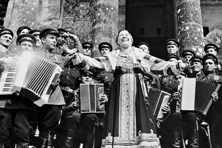 Лидия Русланова строила БАМ в арестантской робе