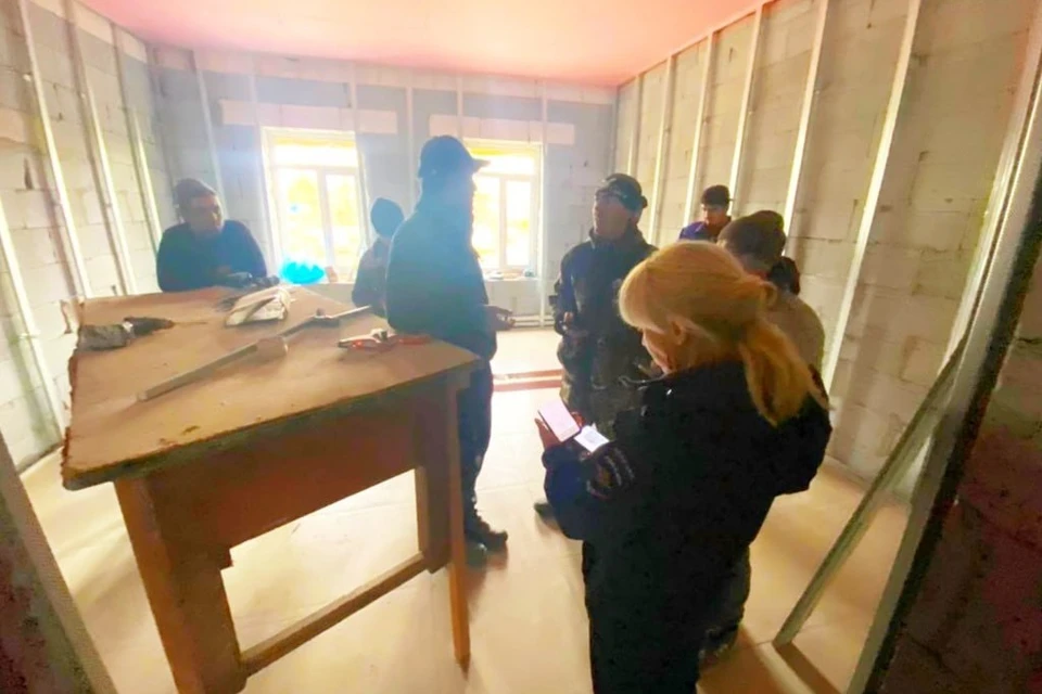 Правоохранители изучили документы 17 иностранных работников