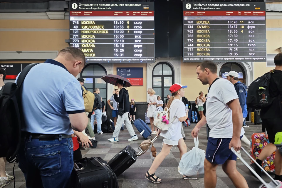 Мужчина нашел забытую сумку во время осмотра вагона, когда пассажиры уже ушли.