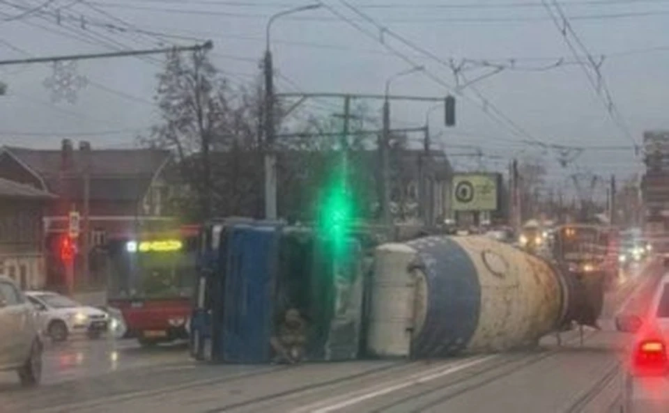 Бетономешалка перевернулась на улице Карла Маркса в Туле.