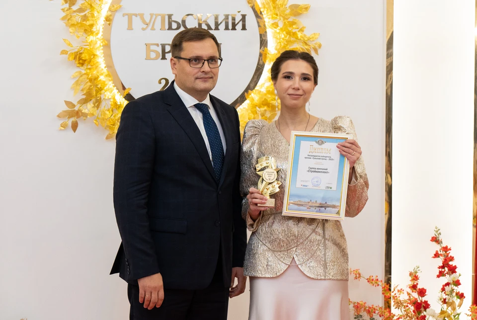 С заслуженной наградой Валентину Канатчикову, коммерческого директора Группы компаний «Стройкомплект», поздравил заместитель председателя Правительства Тульской области, министр строительства региона Игорь Казенный.