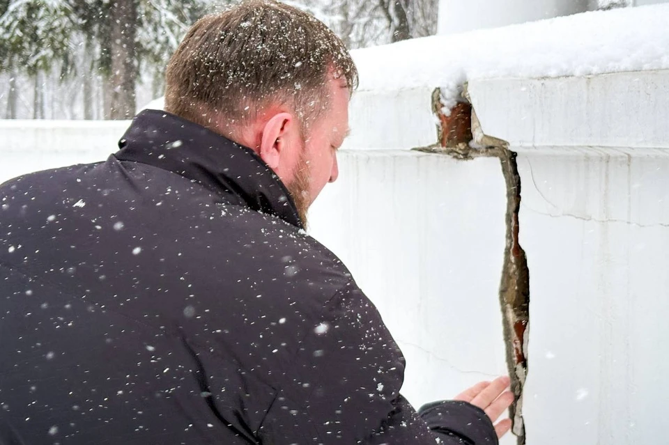 Огромная трещина в основании ротонды появилась еще в начале года. Фото: t.me/simakov_kirov