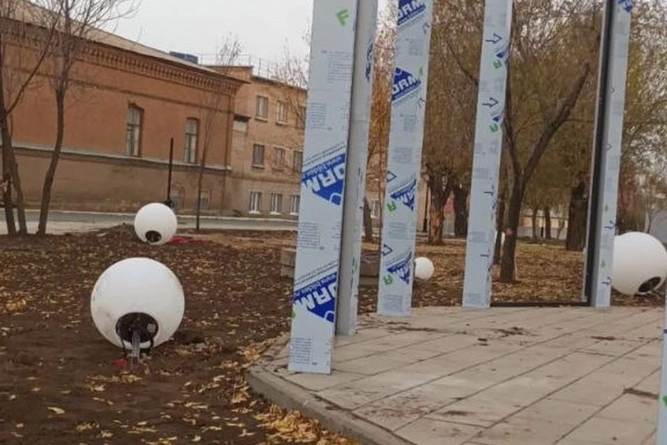 Четыре из двадцати установленных фонарей были вырваны с корнем. Фото: администрация Орска