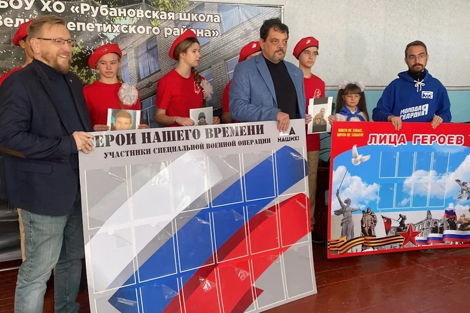 В школу Херсонщины передали стенды «Лица героев» и «Герои нашего времени» Фото: ЕР