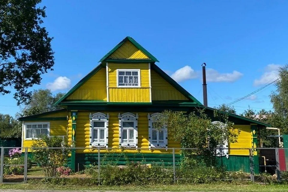 Обновленные дома украшают улицы.