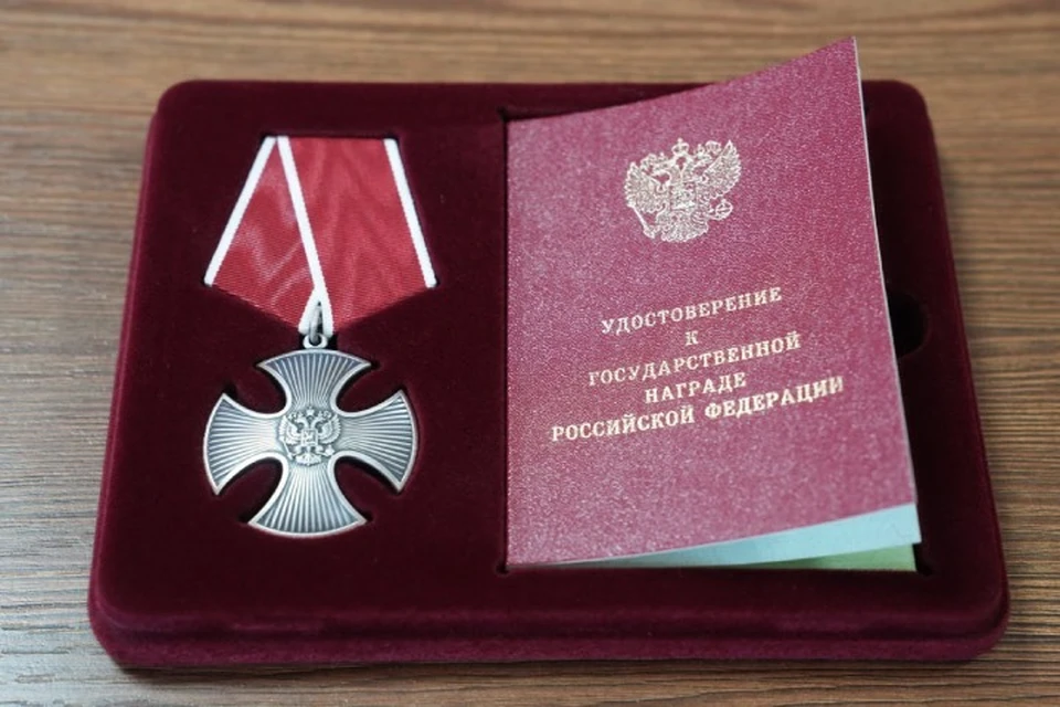 Семье погибшего бойца Эльми Гулиева передали Орден Мужества. Фото: пресс-служба правительства Иркутской области