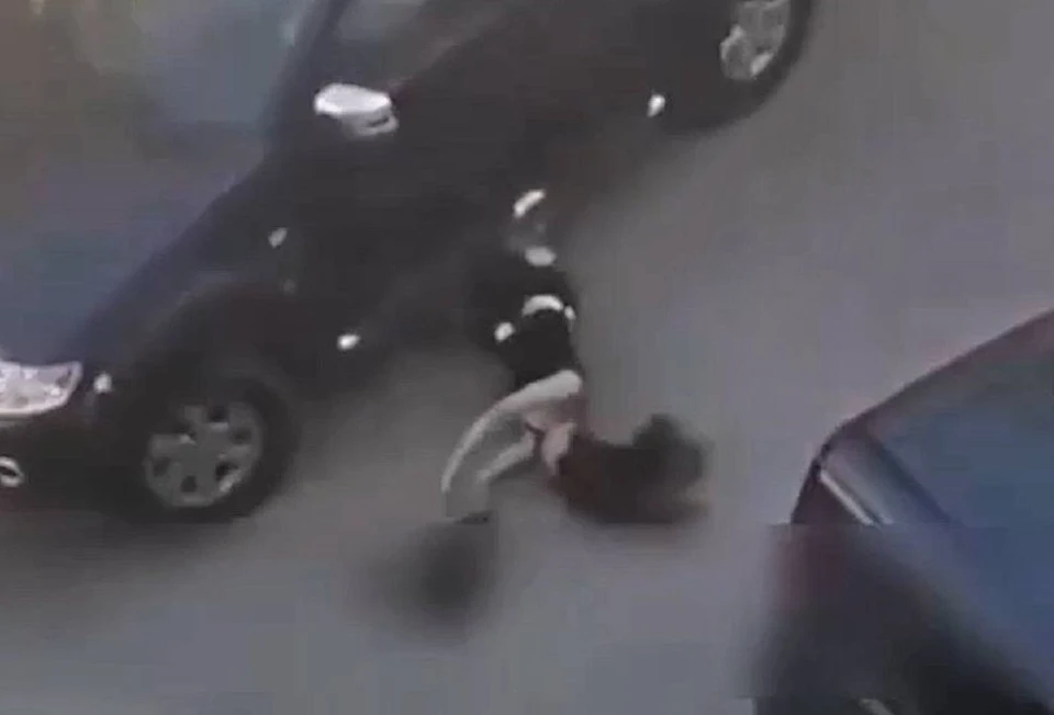 ДТП произошло во дворе жилого дома. Фото: кадр с камеры видеонаблюдения/полиция Севастополя